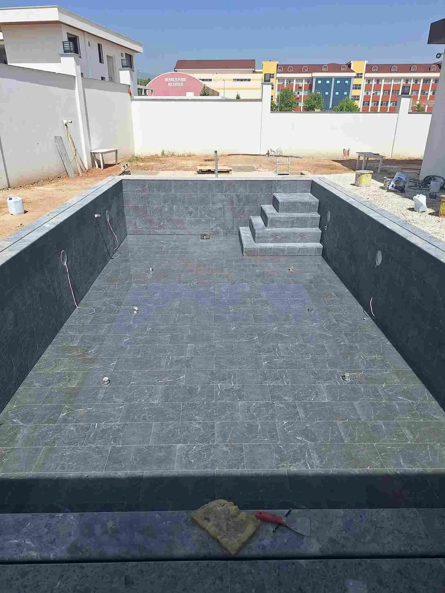 Temiz ve berrak suyuyla göz alıcı bir yüzme havuzu